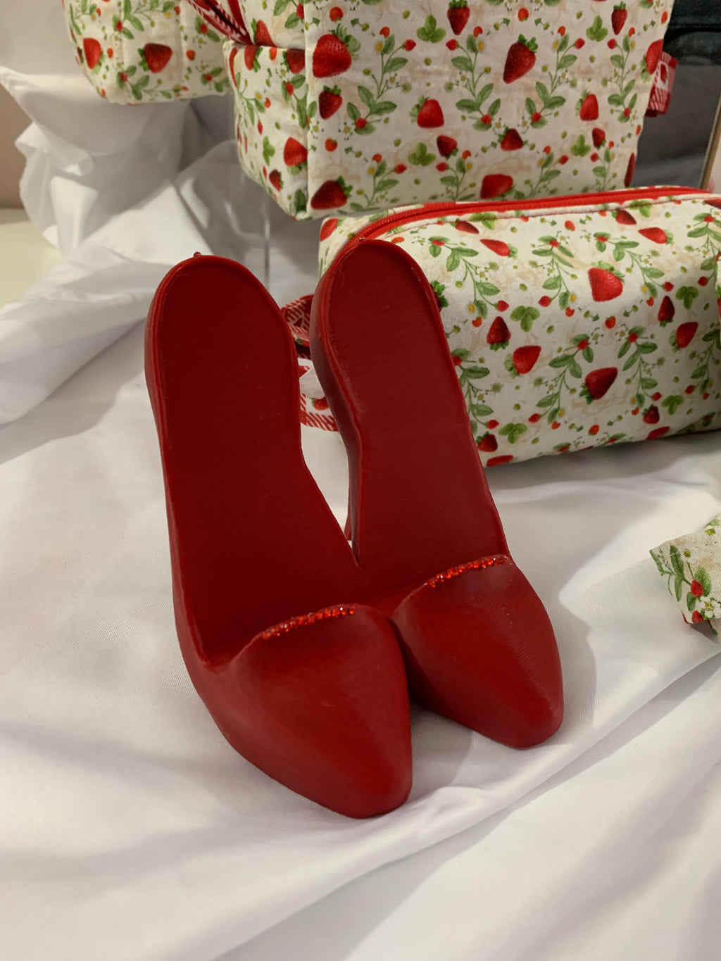High-heeled cellphone stand - Red with red gems