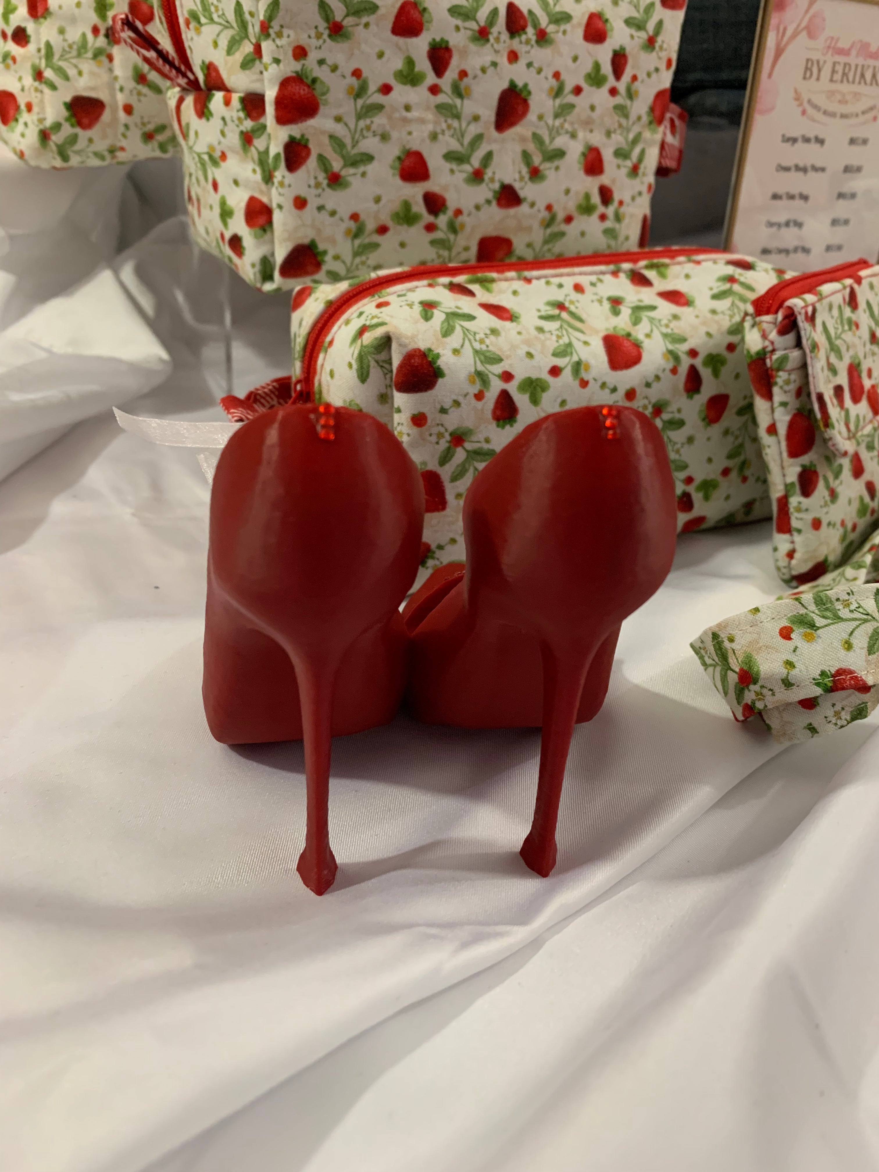 High-heeled cellphone stand - Red with red gems