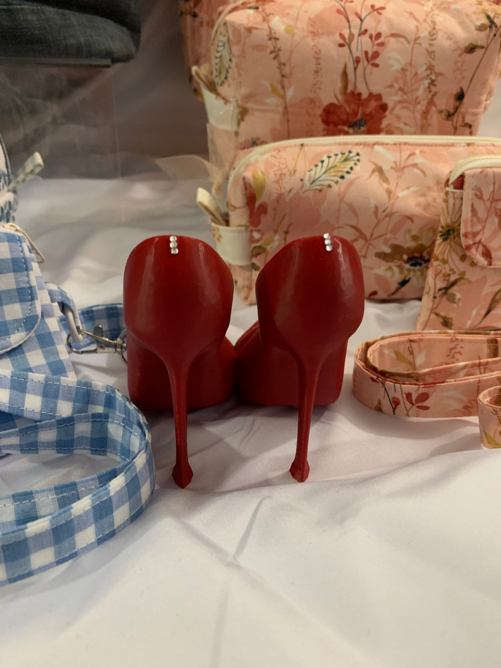 High-Heeled Cellphone Stand - Red with silver gems