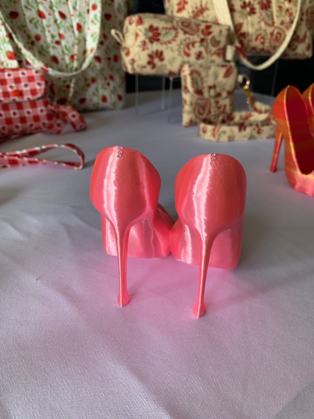 High-heeled Cellphone Stand - Satin Pink with pink gems