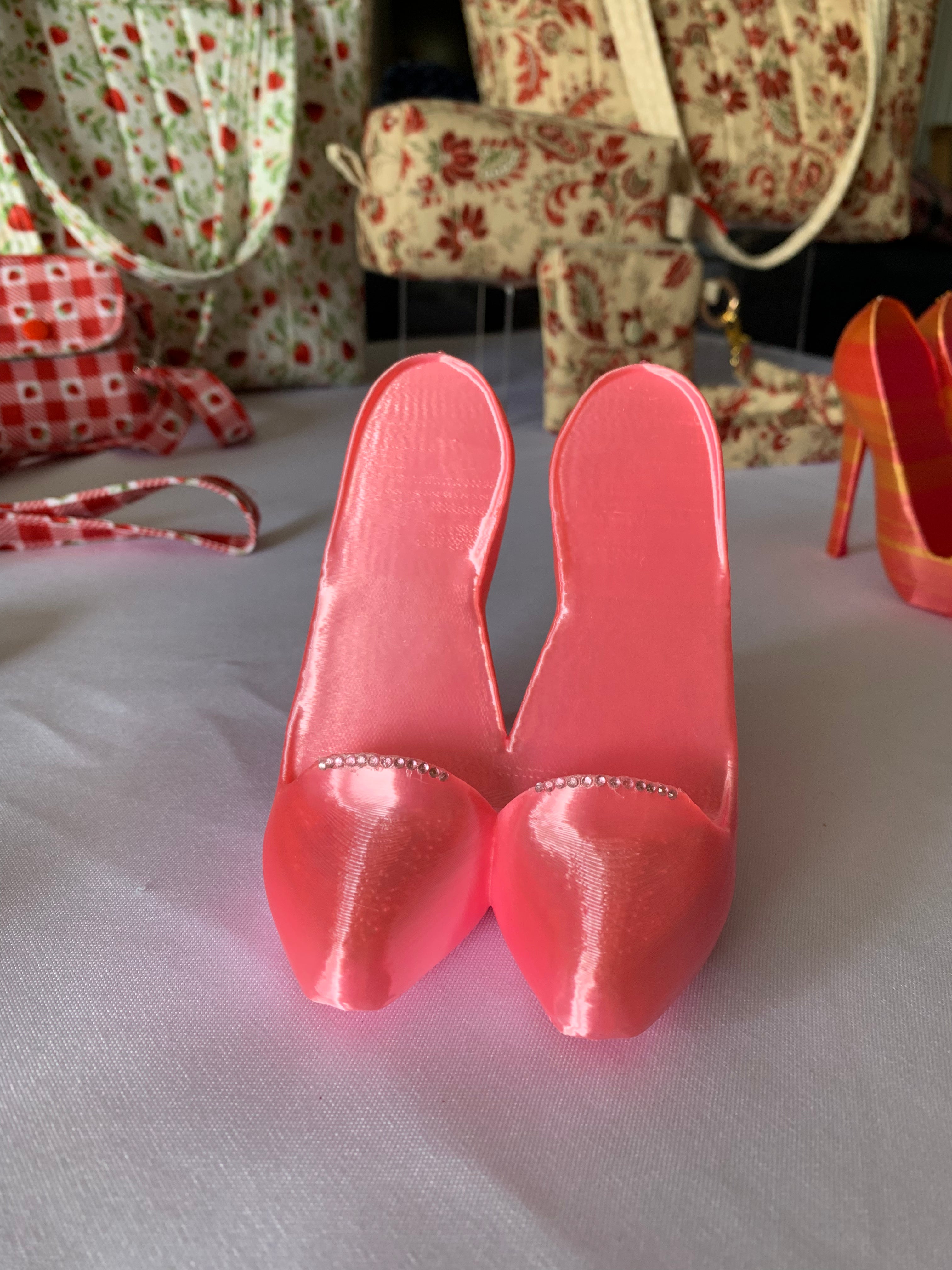 High-heeled Cellphone Stand - Satin Pink with pink gems
