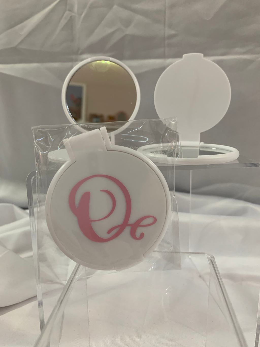 Monogramed Compact Mirror - Letter Q Pink