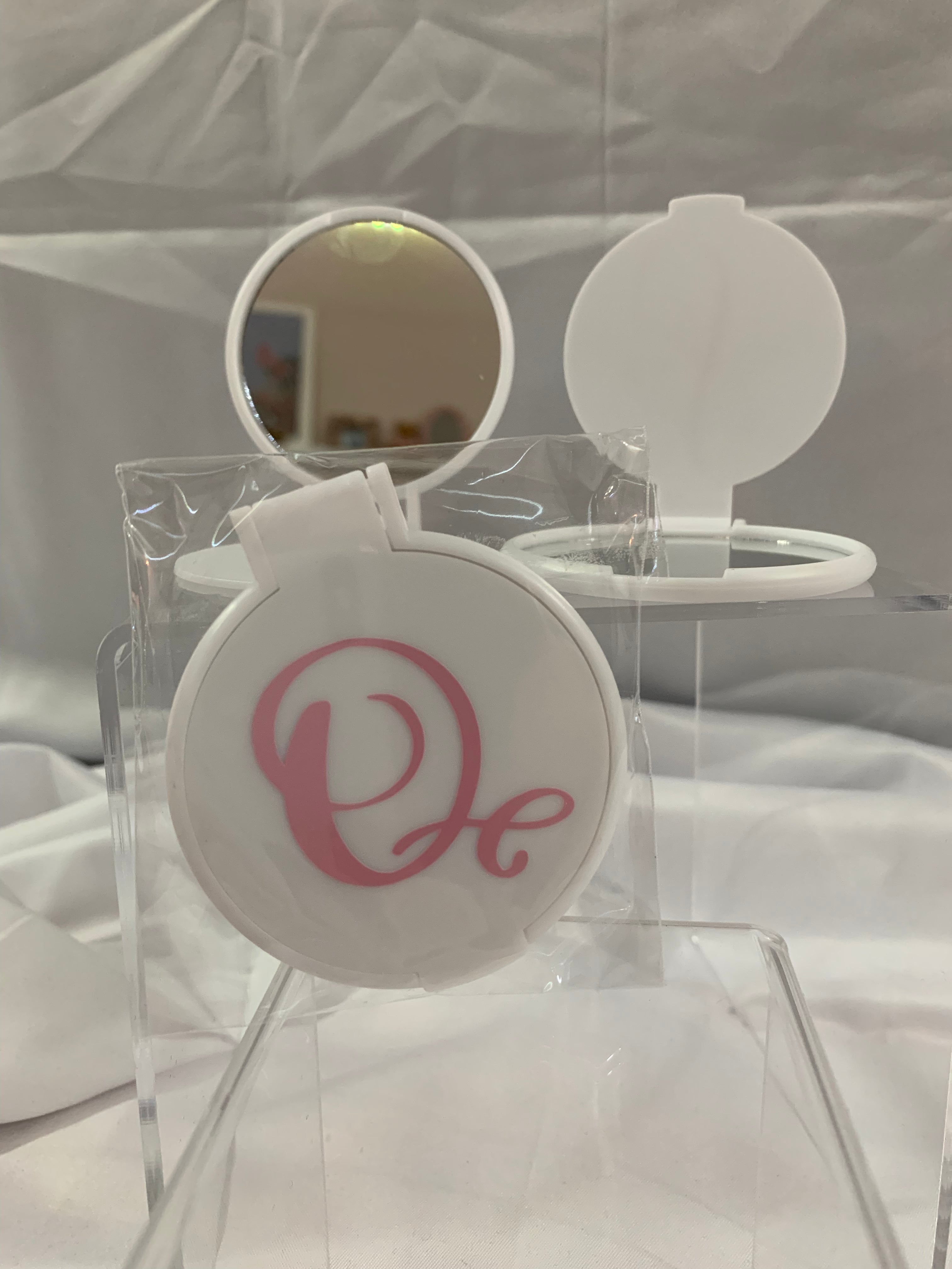 Monogramed Compact Mirror - Letter Q Pink