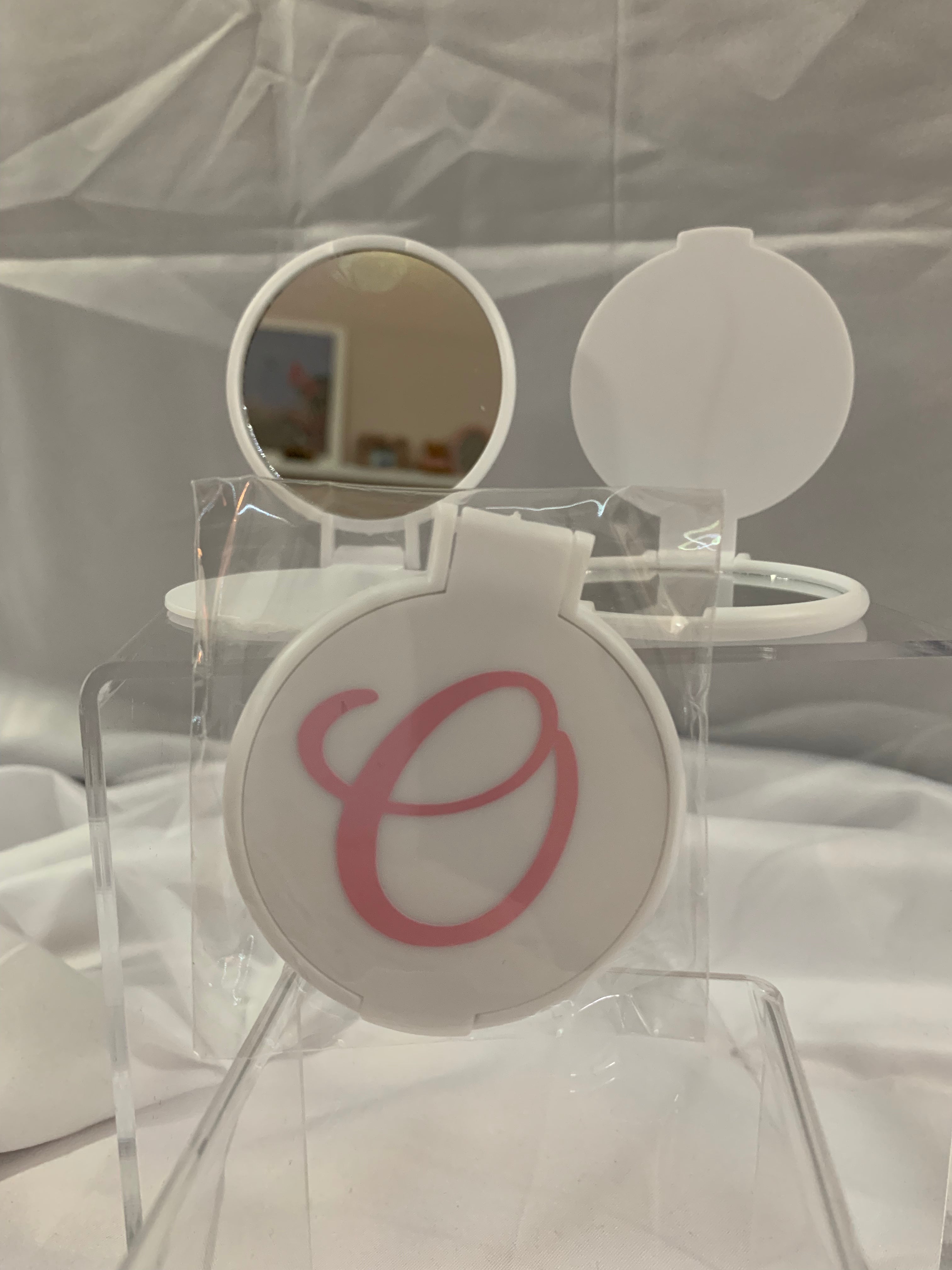 Monogramed Compact Mirror - Letter O Pink